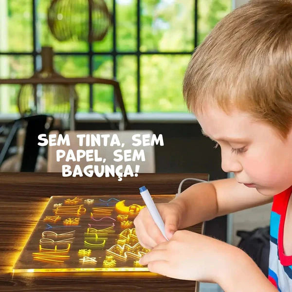 Criança usando Luminart - Sem tinta, sem papel, sem bagunça